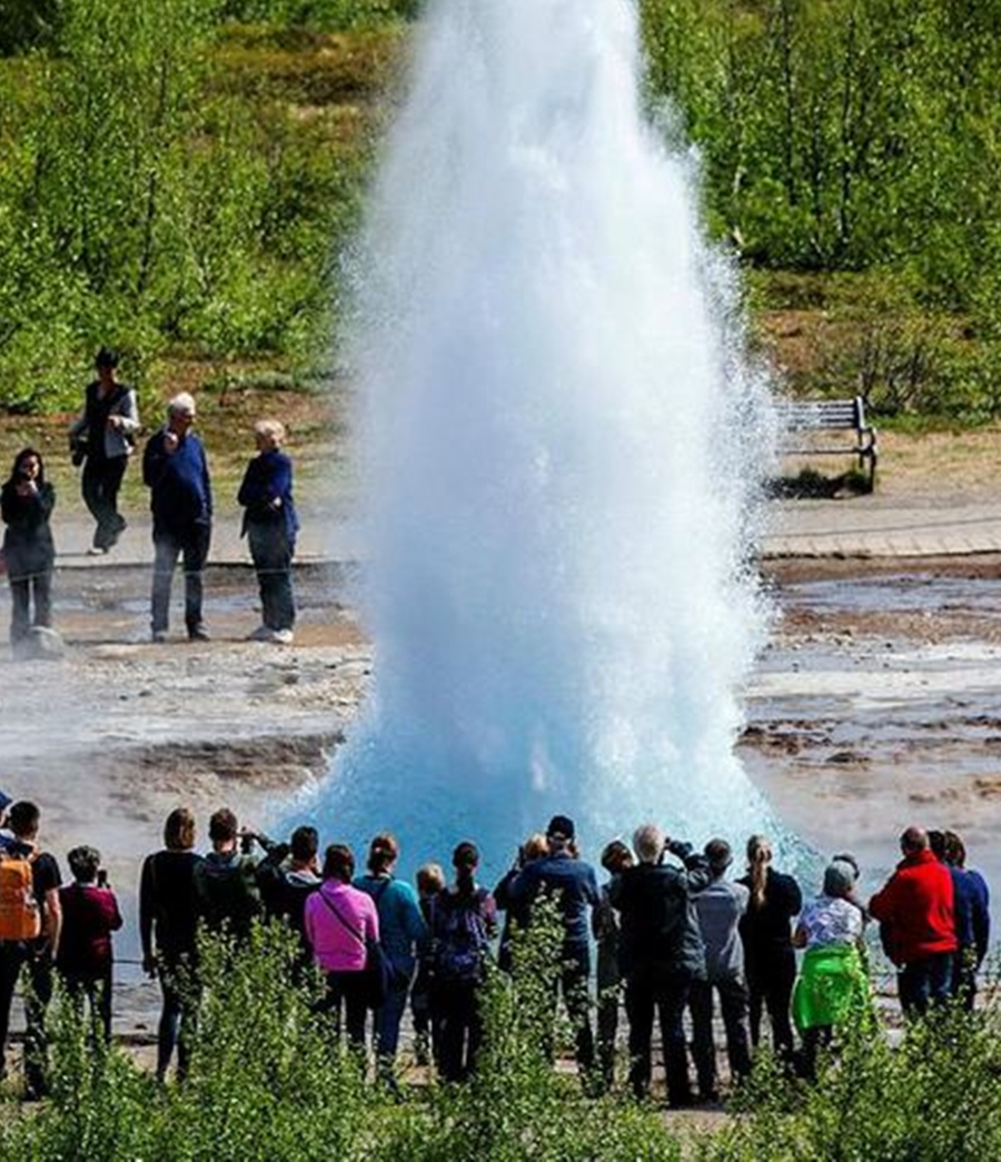 Ziua 6, 11 august: Islanda - Parcul National Thingvellir – Gheizerele – Cascada Gullfoss - Circuit Copenhaga - Groenlanda - Islanda. Eclipsa Totala de Soare 2026